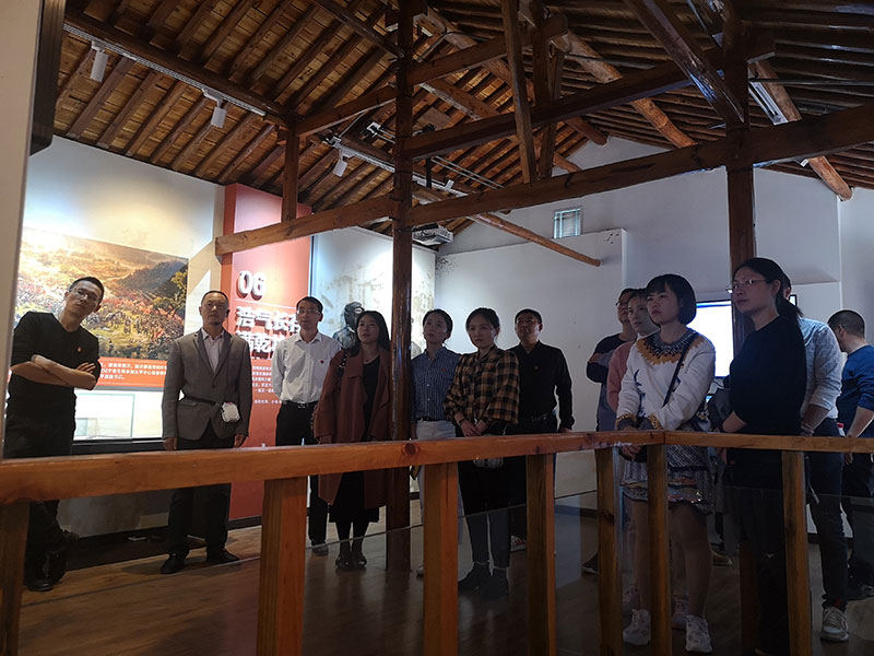 區(qū)城建投黨支部開展革命傳統(tǒng)教育“緬懷先烈、重溫誓詞”主題黨日活動(dòng)